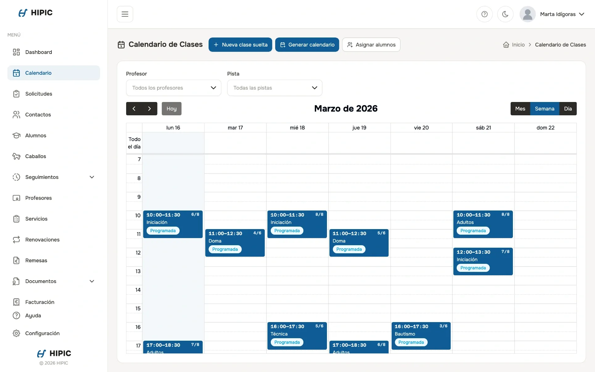 Calendario semanal con clases, profesores y pistas